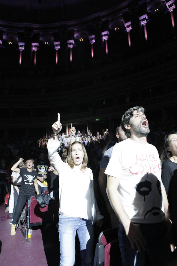 Un concierto para fans llegados de mil lugares cierra la gira de cumpleaños del músico vasco