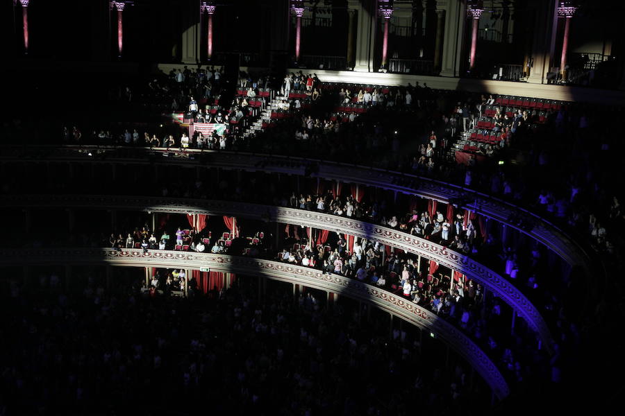 Un concierto para fans llegados de mil lugares cierra la gira de cumpleaños del músico vasco