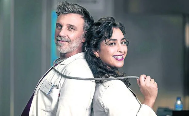 Armando del Río (Carlos Merino) y María Isasi (Ángela Vega), protagonistas de la nueva temporada de 'Centro Médico'. 