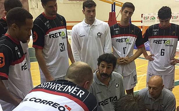 Mumbrú da instrucciones a sus jugadores en el partido del domingo.