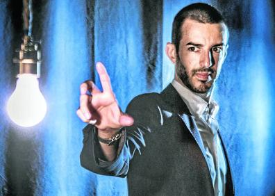 Imagen secundaria 1 - Linaje (57 años) y Patxi (44) llevan varios años residiendo en Miranda del Ebro. Viven 'Enmagiados'. Asier Kidam (34 años), admirador del mentalista británico Derren Brown, confiesa que su mejor truco lo tiene «siempre a mano». El Mago Goyo (31 años) lleva ocho años en Vitoria. Hace magia de cerca y familiar. «Un poco de todo». En la actualidad prepara un número de escapismo.