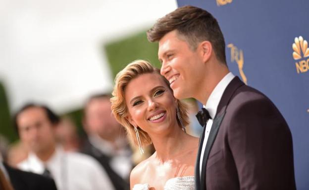 Imagen principal - Scarlett Johansson y Colin Jost. Debajo, Jennifer Lewis y Antonio Banderas. 