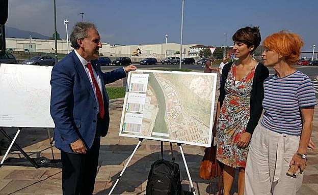 El edil Alfonso Gil muestra los planeos del bidegorri junto a la concejala Inés Ibáñez de Maeztu y la técnica de Seguridad Vial.