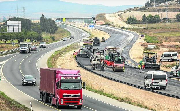 Máquinas y operarios trabajan en el asfaltado de la nueva calzada de la N-124.