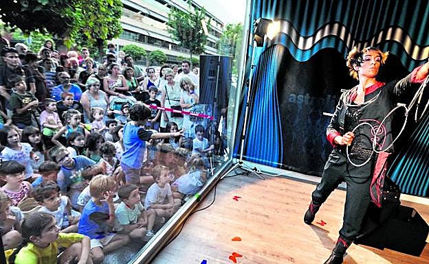 Un momento de la actuación de la madrileña Amelie en la librería Astrolibros 2. 