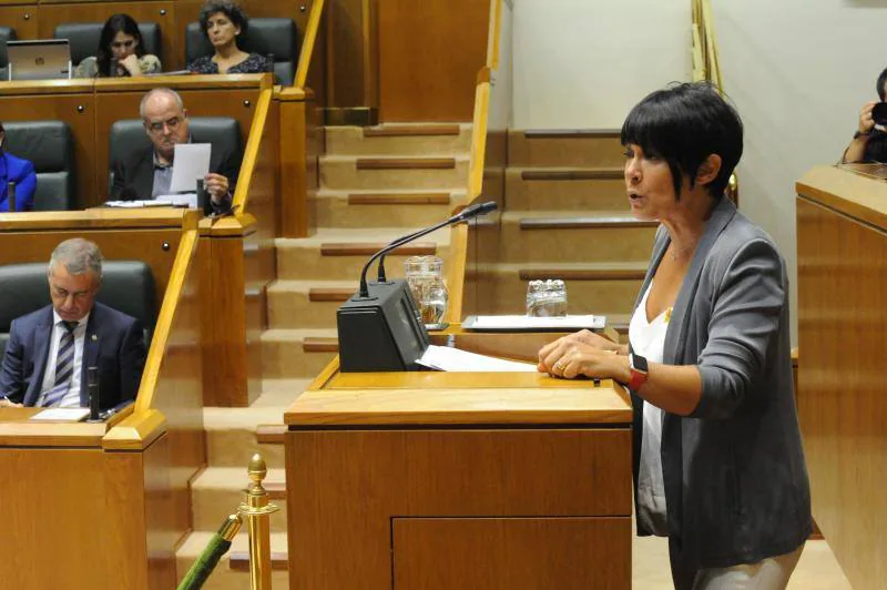 La portavoz de EH Bildu, Maddalen Iriarte, en la tribuna del Parlamento vasco.