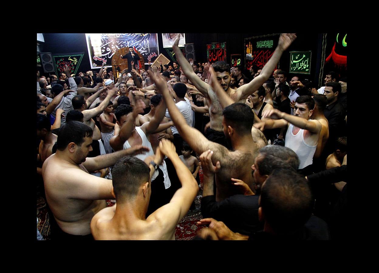 La Ashura es una festividad religiosa que se celebra el décimo día del mes de Muharram, el primero del calendario islámico, por todos los musulmanes. El profeta Mahoma solía ayunar en La Meca durante la Ashura, donde se convirtió en una tradición. Para los chiítas es también una conmemoración del martirio de Al-Hussein nieto del profeta, que murió en la batalla de Karbala en el año 680 DC. Algunos miembros de esta comunidad se flagelan con cadenas, cuchillas y los extremos romos de espadas con la intención de ejemplificar su sufrimiento y consideran su muerte como un símbolo de la lucha de la humanidad contra la injusticia, la tiranía y la opresión. Los musulmanes sunitas celebran el día mediante el ayuno voluntario. 