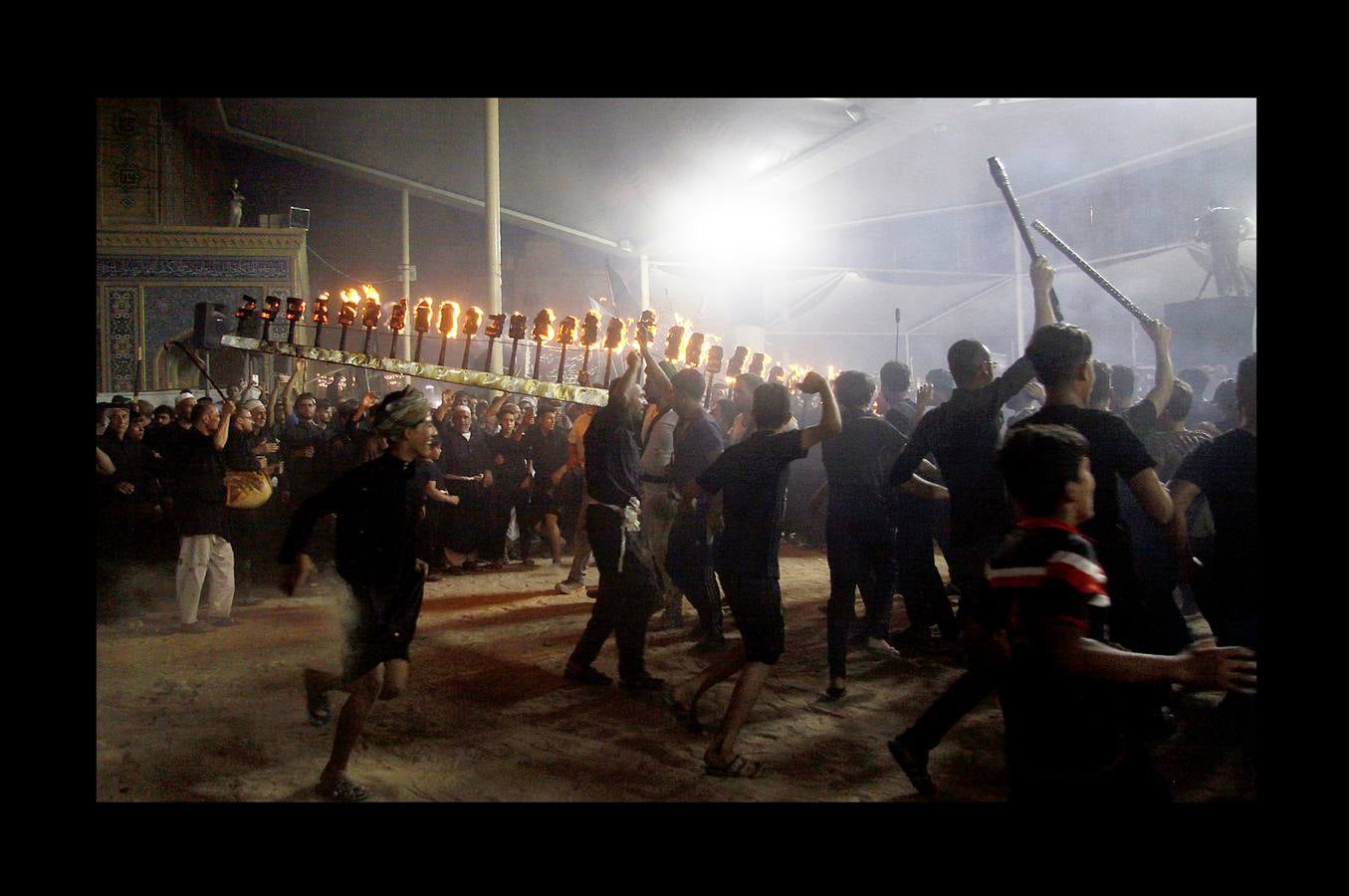 La Ashura es una festividad religiosa que se celebra el décimo día del mes de Muharram, el primero del calendario islámico, por todos los musulmanes. El profeta Mahoma solía ayunar en La Meca durante la Ashura, donde se convirtió en una tradición. Para los chiítas es también una conmemoración del martirio de Al-Hussein nieto del profeta, que murió en la batalla de Karbala en el año 680 DC. Algunos miembros de esta comunidad se flagelan con cadenas, cuchillas y los extremos romos de espadas con la intención de ejemplificar su sufrimiento y consideran su muerte como un símbolo de la lucha de la humanidad contra la injusticia, la tiranía y la opresión. Los musulmanes sunitas celebran el día mediante el ayuno voluntario. 