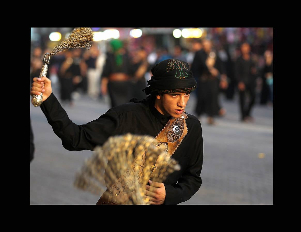 La Ashura es una festividad religiosa que se celebra el décimo día del mes de Muharram, el primero del calendario islámico, por todos los musulmanes. El profeta Mahoma solía ayunar en La Meca durante la Ashura, donde se convirtió en una tradición. Para los chiítas es también una conmemoración del martirio de Al-Hussein nieto del profeta, que murió en la batalla de Karbala en el año 680 DC. Algunos miembros de esta comunidad se flagelan con cadenas, cuchillas y los extremos romos de espadas con la intención de ejemplificar su sufrimiento y consideran su muerte como un símbolo de la lucha de la humanidad contra la injusticia, la tiranía y la opresión. Los musulmanes sunitas celebran el día mediante el ayuno voluntario. 