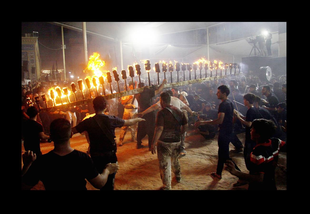 La Ashura es una festividad religiosa que se celebra el décimo día del mes de Muharram, el primero del calendario islámico, por todos los musulmanes. El profeta Mahoma solía ayunar en La Meca durante la Ashura, donde se convirtió en una tradición. Para los chiítas es también una conmemoración del martirio de Al-Hussein nieto del profeta, que murió en la batalla de Karbala en el año 680 DC. Algunos miembros de esta comunidad se flagelan con cadenas, cuchillas y los extremos romos de espadas con la intención de ejemplificar su sufrimiento y consideran su muerte como un símbolo de la lucha de la humanidad contra la injusticia, la tiranía y la opresión. Los musulmanes sunitas celebran el día mediante el ayuno voluntario. 