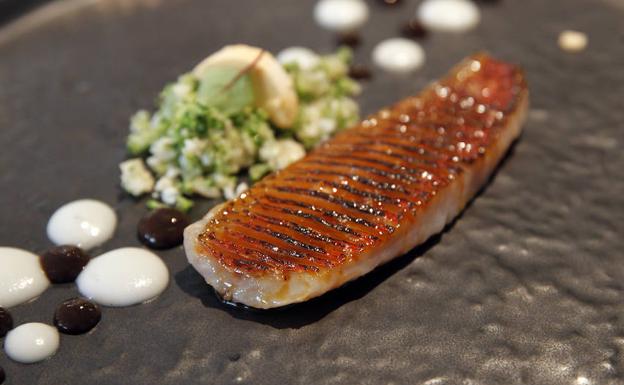 Salmonete, coliflor y pimentón. 