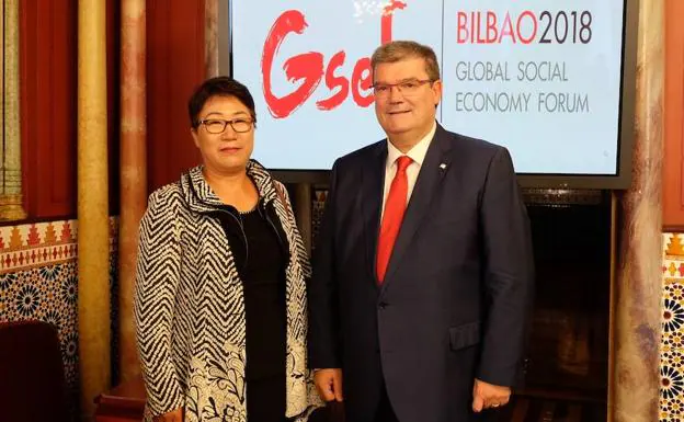 La secretaria general del GSEF, Lawrence Kwark, y el alcalde, Juan Mari Aburto, en la presentación de la cita. 