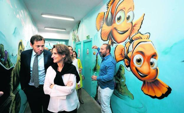 La ministra Teresa Ribera visitó ayer un colegio pionero en introducir la sostenibilidad en educación en Valladolid. 