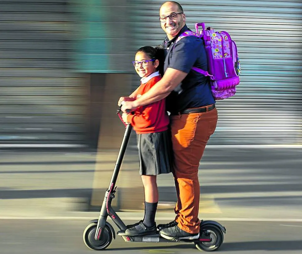 El granadino Ángel Villena usa el patinete para llevar a su hija al cole y recorrer los 8 kilómetros de casa al trabajo.