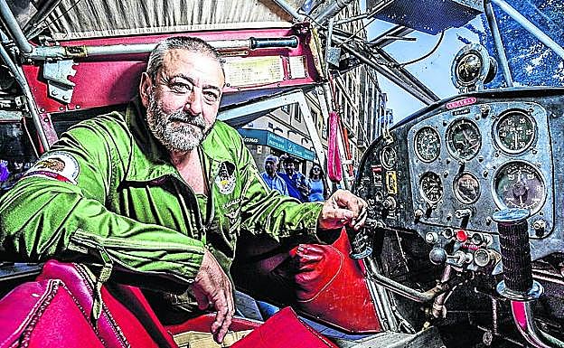 Pedro Salgado, a los vetustos mandos de la aeronave. 