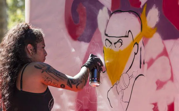 Una grafitera muestra su arte en el Arenal.