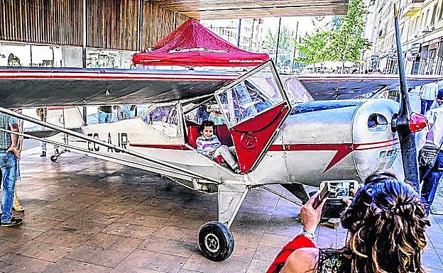 El histórico avión fue la sensación de la jornada bajo la pérgola de Sancho el Sabio. 