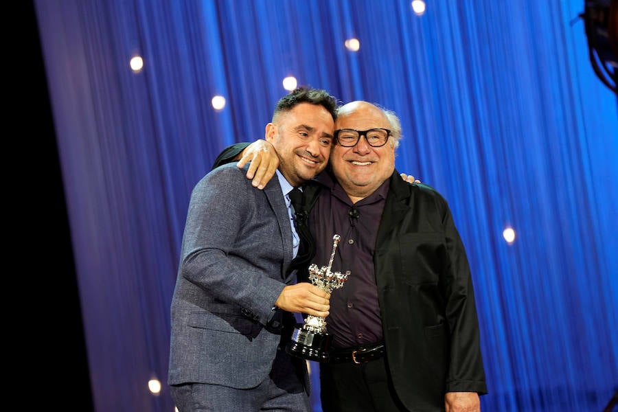 El actor recogió de manos del realizador Juan Antonio Bayona el Premio Donostia.