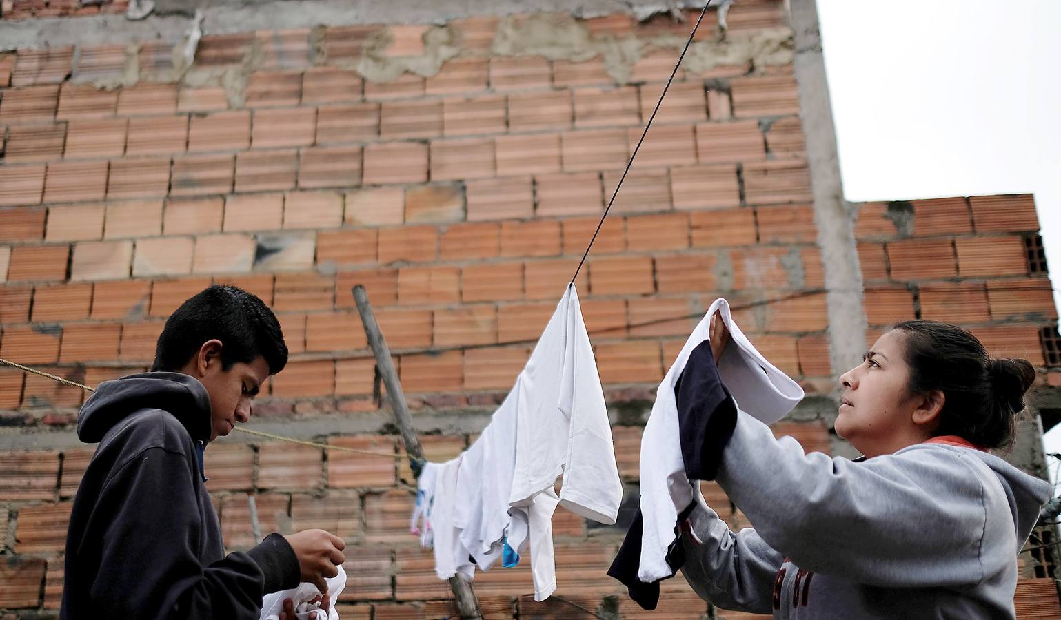 Lina fue violada por docenas de paramilitares en la región de Montes de María, en Colombia, durante la guerra civil. Ahora está decidida a hablar. Lo hará ante el llamado Tribunal de la Verdad, después de 22 años, porque al igual que otras muchas mujeres, se vio obligada a guardar silencio durante la contienda pues los combatientes controlaban a las autoridades locales. «Tuve que ponerme una máscara para ocultar el dolor que sentía, por mi hijo.» Este año Lina ha participado en una reunión secreta con antiguos combatientes, incluido uno de los hombres que abusaron de ella, en la que pidieron perdón. Ella quiso que no se revelaran sus nombres ni la ubicación. «Tenemos que perdonar porque no podemos vivir con este enojo dentro...»