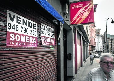 Imagen secundaria 1 - Los últimos años se ha asistido a una gran concentración en Abando. Antiguo bar de Bolueta puesto a la venta o para alquilar. El reparto de hostelería y comercio sigue invariable en el Casco Viejo.