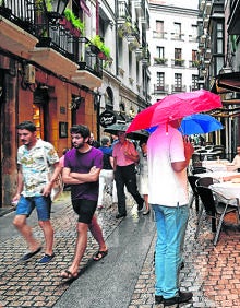 Imagen secundaria 2 - Los últimos años se ha asistido a una gran concentración en Abando. Antiguo bar de Bolueta puesto a la venta o para alquilar. El reparto de hostelería y comercio sigue invariable en el Casco Viejo.