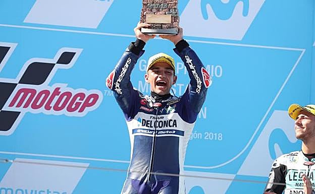Jorge Martín celebra en el podio su victoria en Aragón.