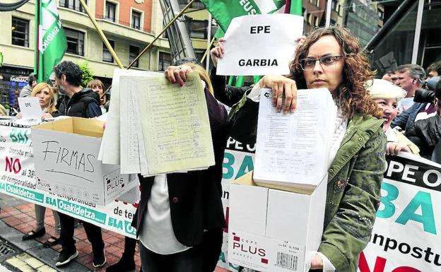 A la derecha, Esther Saavedra, de ELA, en una protesta ante la sede de Sanidad en Bilbao.