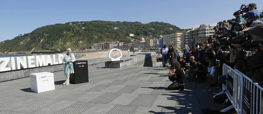 Judi Dench ha recibido este martes el máximo galardón del Festival de Cine de San Sebastián, el Premio Donostia, durante una emotiva gala celebrada en el Kursaal. 