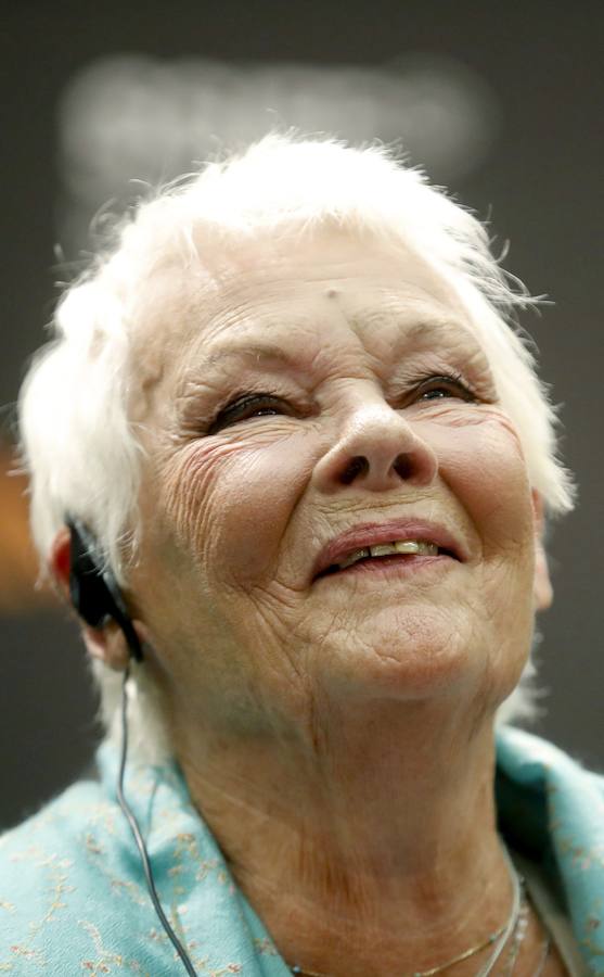 Judi Dench ha recibido este martes el máximo galardón del Festival de Cine de San Sebastián, el Premio Donostia, durante una emotiva gala celebrada en el Kursaal. 