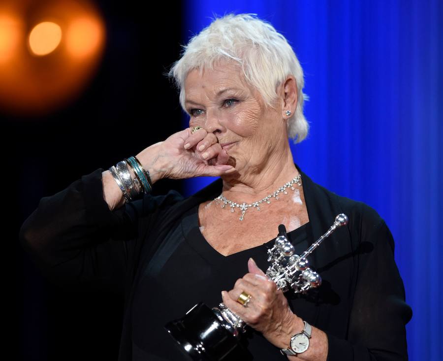 Judi Dench ha recibido este martes el máximo galardón del Festival de Cine de San Sebastián, el Premio Donostia, durante una emotiva gala celebrada en el Kursaal. 