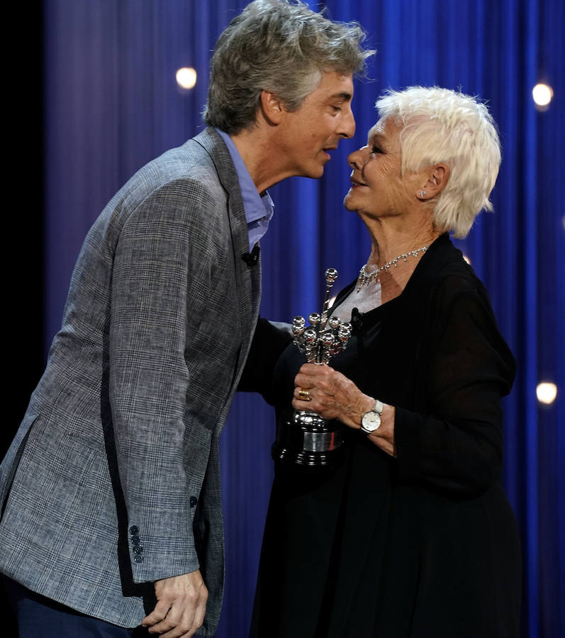 Judi Dench ha recibido este martes el máximo galardón del Festival de Cine de San Sebastián, el Premio Donostia, durante una emotiva gala celebrada en el Kursaal. 