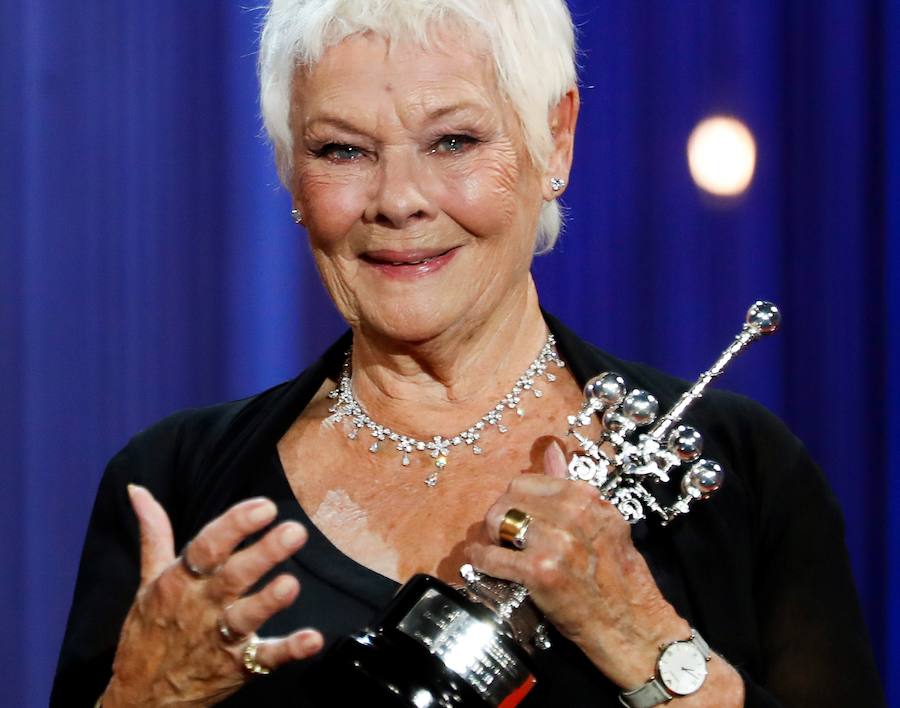 Judi Dench ha recibido este martes el máximo galardón del Festival de Cine de San Sebastián, el Premio Donostia, durante una emotiva gala celebrada en el Kursaal. 