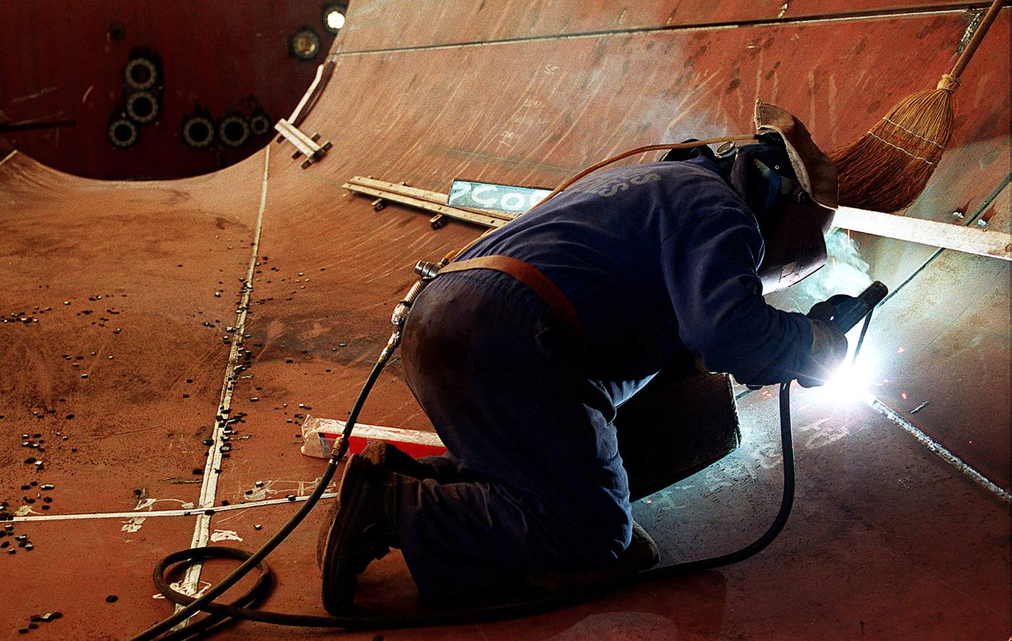 Un trabajador en el interior de un buque en 1997.