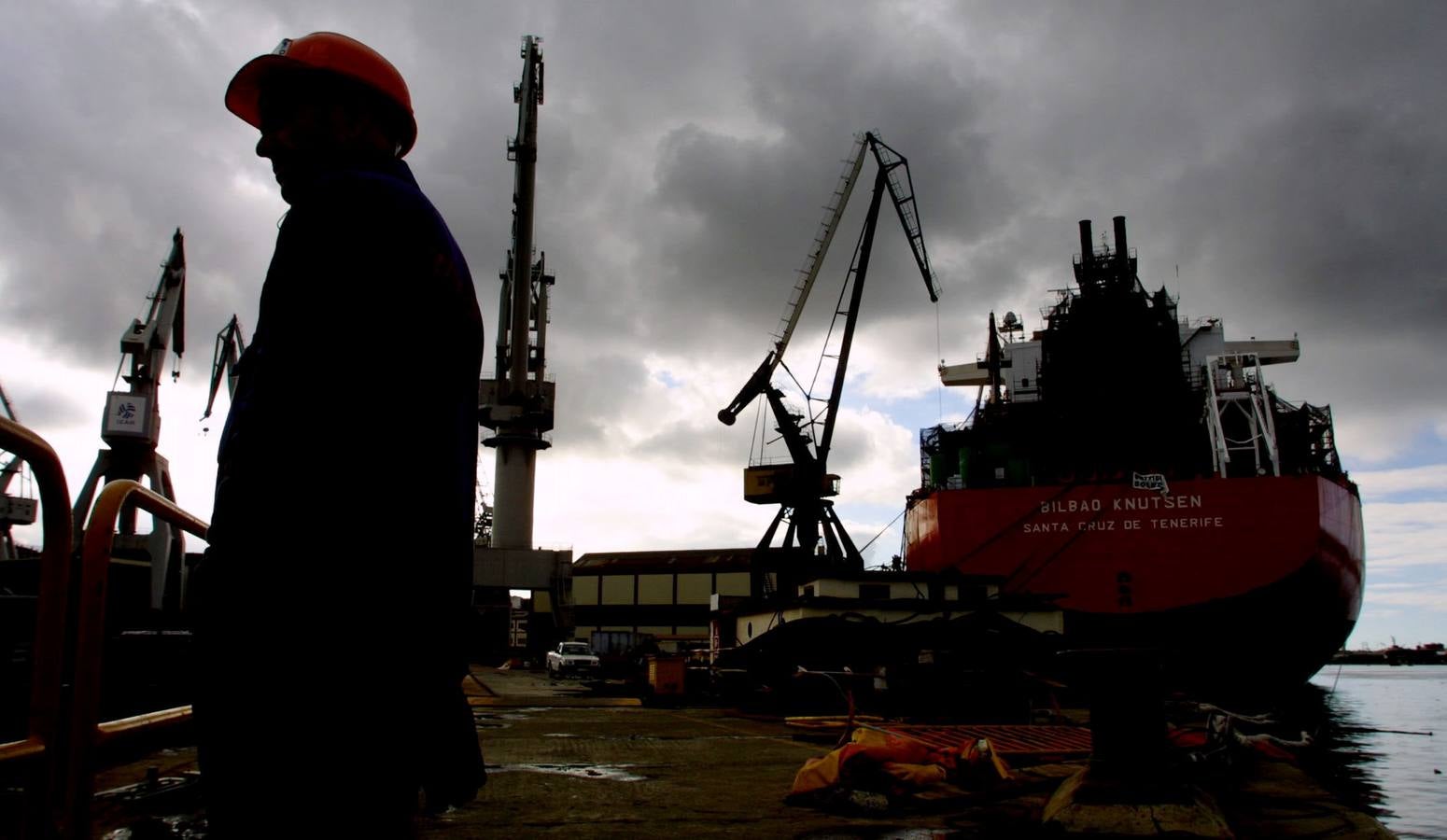 Un trabajador en el astillero en 2003.