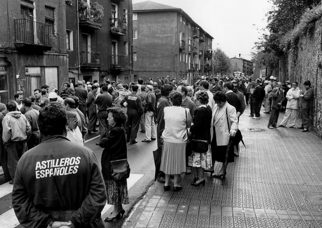 Trabajadores de la Naval realizan un corte de tráfico en la carretera en 1995