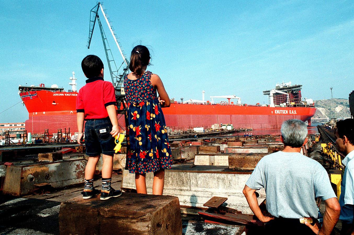 Dos niños presencian la botadura del Jorunn Knutsen en 1999.