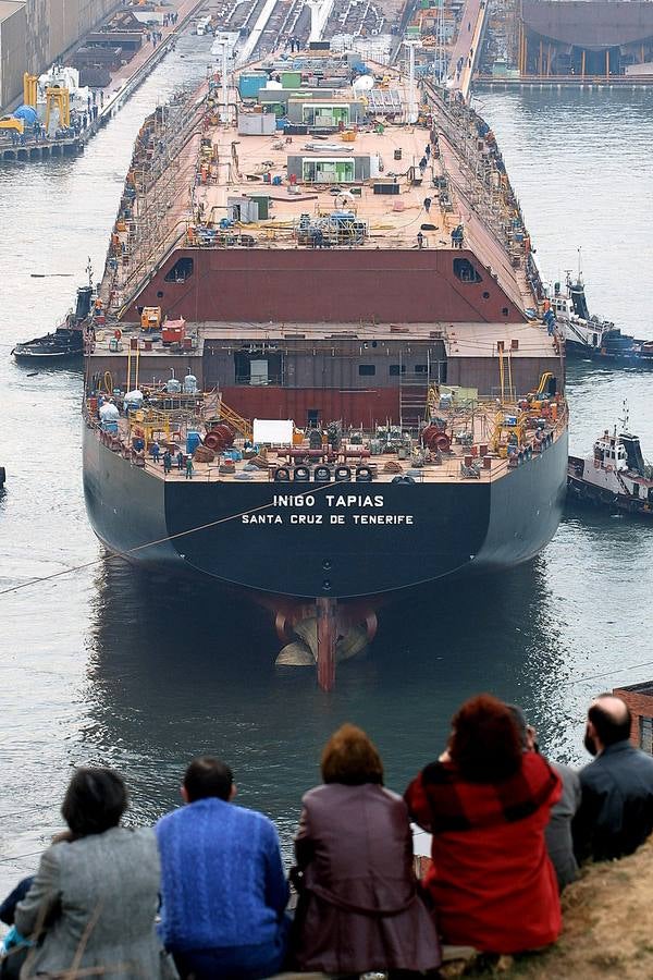 Botadura del buque gasero LNG 'Iñigo Tapias' en 2002.