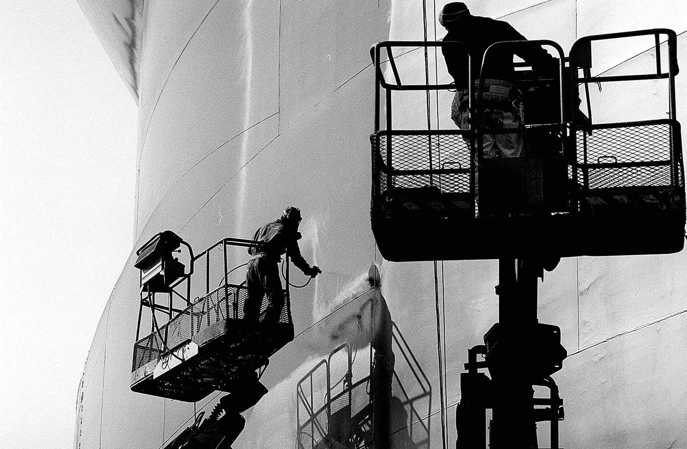 Varios trabajadores en la construcción de un buque.