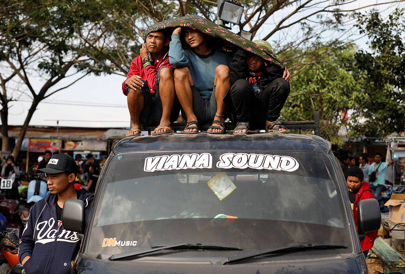 Cientos de indonesios de todas las edades se reúnen cada año en Kediri, al este de Java, para disfrutar de un festival que celebra su pasión por la Vespa, el icónico scooter italiano. Para participar en las competiciones, cada vehículo, personalizado de acuerdo a los gustos y posibilidades de sus propietarios, debe cumplir el requisito de equipar un motor Vespa. A algunos su afición por lo extremo les lleva a convertir las máquinas en locos cacharros estilo Mad Max, cargados con toda suerte de artilugios fantásticos. Como la mayor parte no tienen licencia, viajan por la noche para evitar a la policía de tráfico. Los problemas mecánicos son habituales y no es extraño encontrar máquinas destartaladas en el camino. 