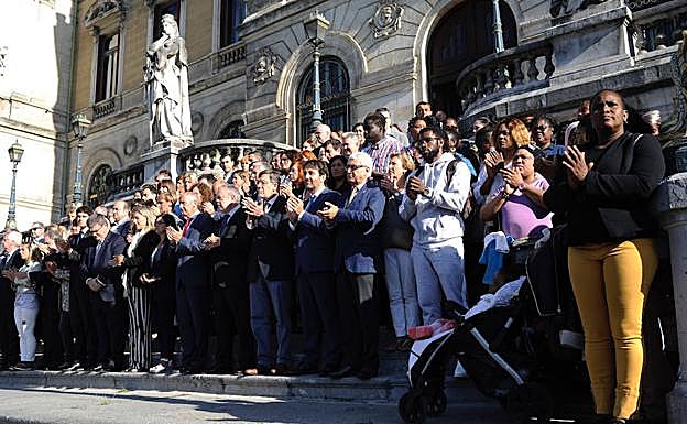 Imagen de la concentración celebrada esta mañana en la escalinata del Ayuntamiento.