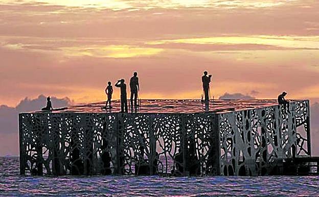 Barridas por la ola integrista