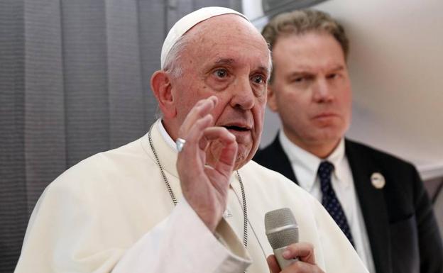 El papa Francisco habla con los medios de comunicación a bordo de un vuelo que salió de Tallin. 
