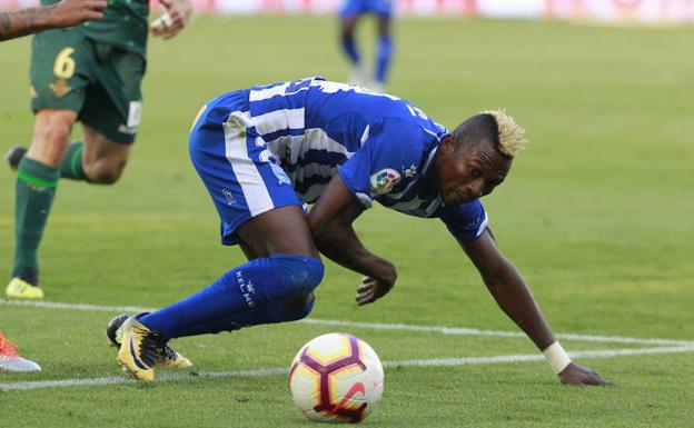 Patrick Twumasi, durante el choque ante el Betis en Mendizorroza.