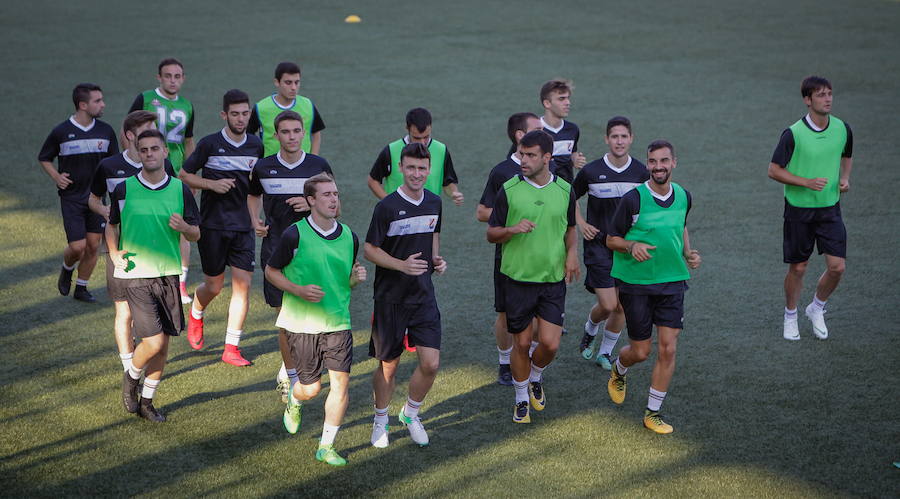 Los jugadores de la 'Cultu' se ejercitan durante un entrenamiento en Tabira.