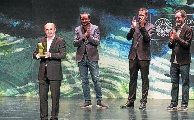 Agirre recibió el premio de manos de los directores Aitor Arregi, Jose Mari Goenaga y Jon Garaño. 