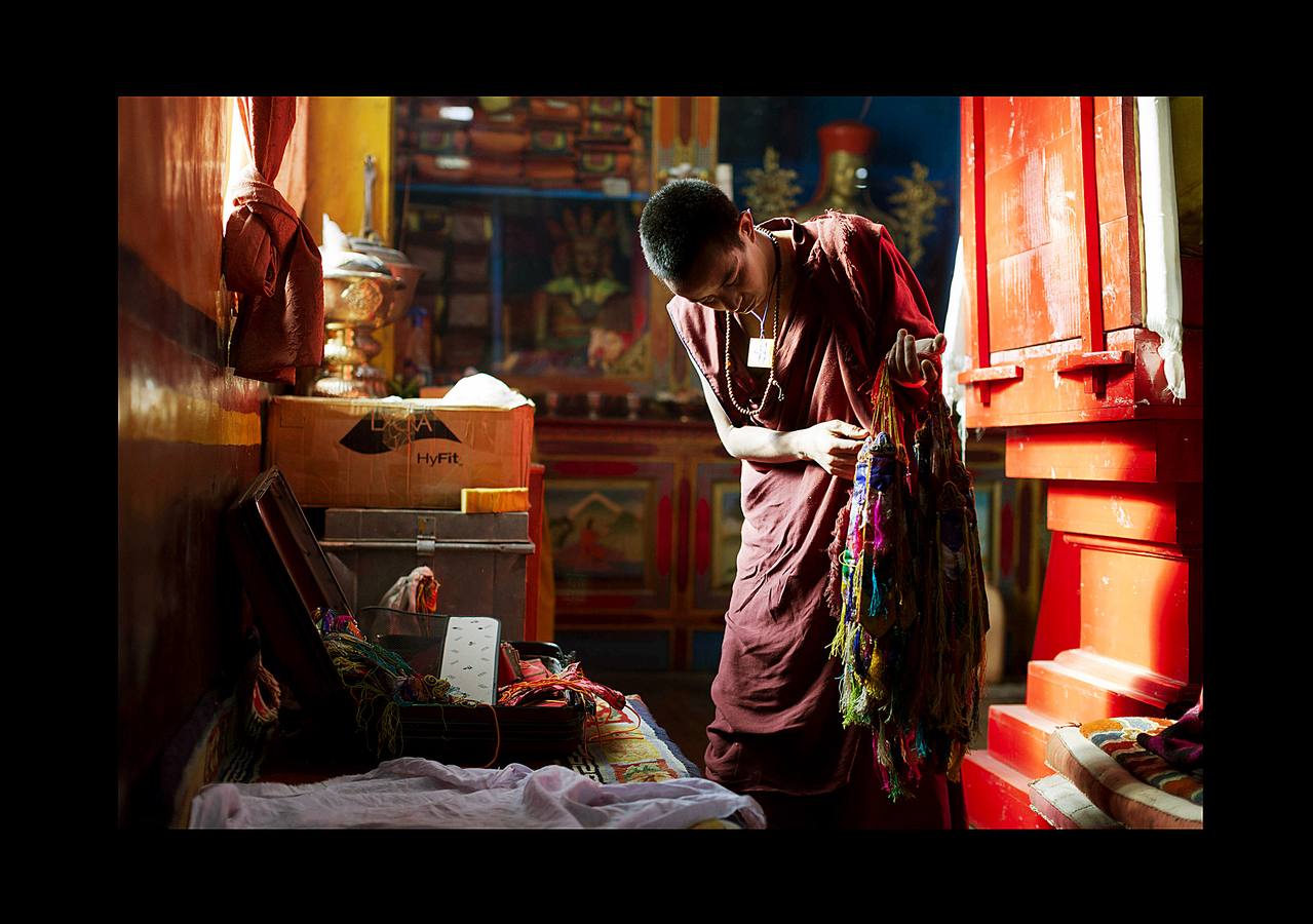 Un monje budista recoge sus pertenencias. 
