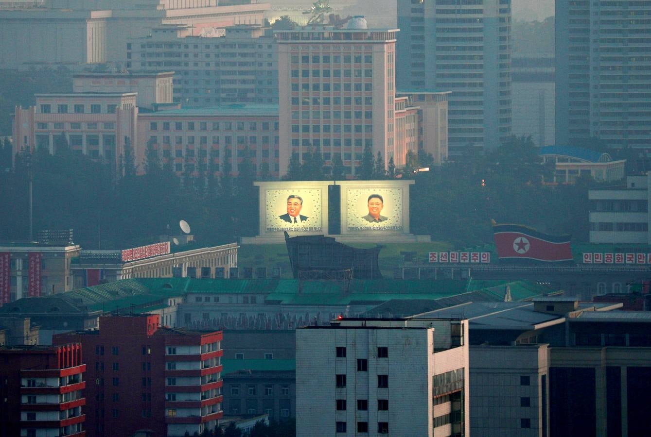 Una de las primeras cosas que uno ve cuando llega a Corea del Norte es un enorme retrato de Kim Il Sung a lo largo de la carretera del aeropuerto internacional de Pyongyang. Una imagen que muy pronto se vuelve omnipresente y hasta familiar. Millones de retratos, mosaicos y pinturas de Kim Il Sung, fundador del país, y su hijo Kim Jong Il, el padre del actual líder Kim Jong Un, recuerdan a la gente el papel central de la dinastía Kim. Sus imágenes son obligatorias no sólo en lugares públicos como estaciones de tren, hospitales, escuelas y fábricas, sino incluso en espacios privados como las salas de estar de los apartamentos. De día o de noche, allí donde vayas encontrarás su perturbadora sonrisa.