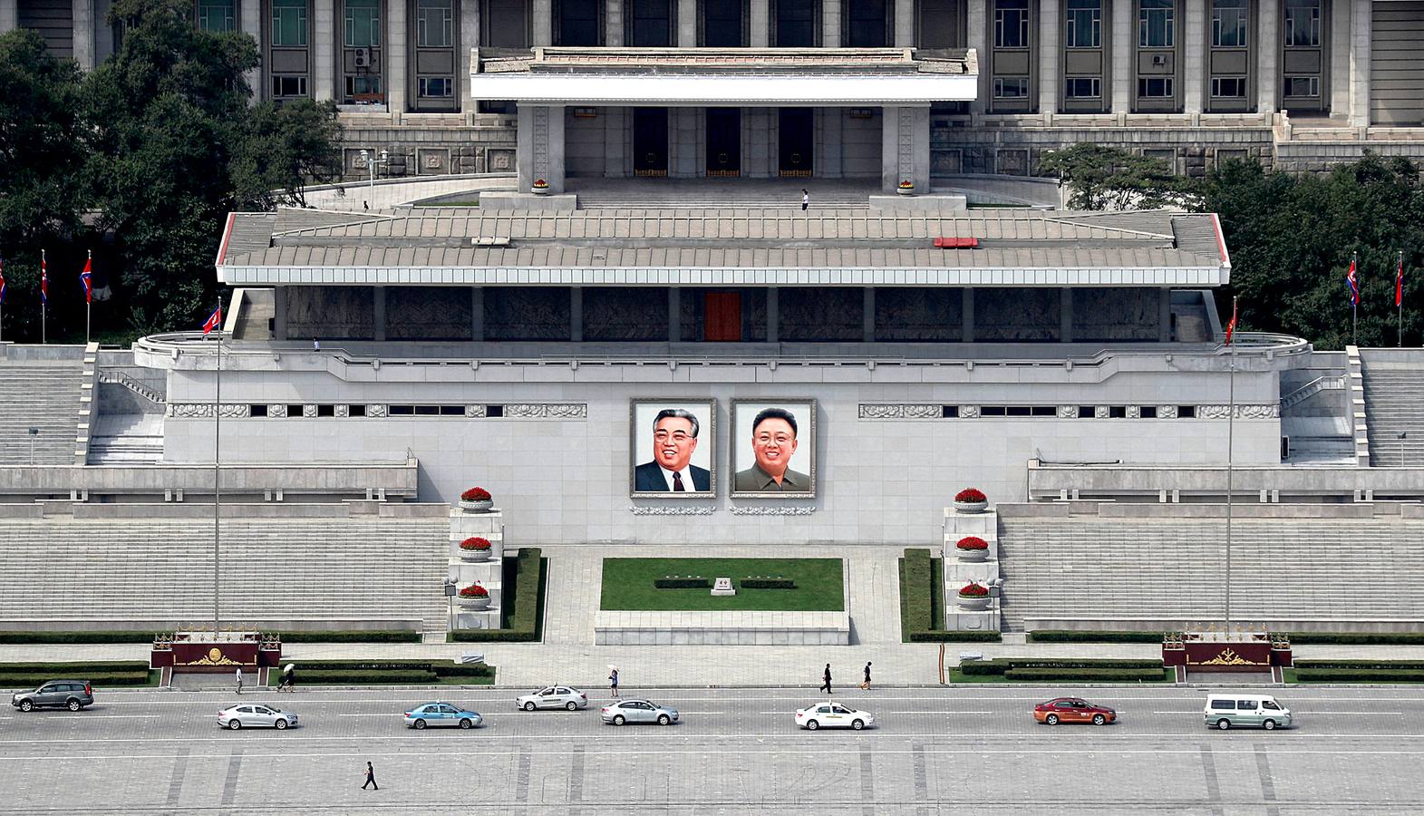 Una de las primeras cosas que uno ve cuando llega a Corea del Norte es un enorme retrato de Kim Il Sung a lo largo de la carretera del aeropuerto internacional de Pyongyang. Una imagen que muy pronto se vuelve omnipresente y hasta familiar. Millones de retratos, mosaicos y pinturas de Kim Il Sung, fundador del país, y su hijo Kim Jong Il, el padre del actual líder Kim Jong Un, recuerdan a la gente el papel central de la dinastía Kim. Sus imágenes son obligatorias no sólo en lugares públicos como estaciones de tren, hospitales, escuelas y fábricas, sino incluso en espacios privados como las salas de estar de los apartamentos. De día o de noche, allí donde vayas encontrarás su perturbadora sonrisa.