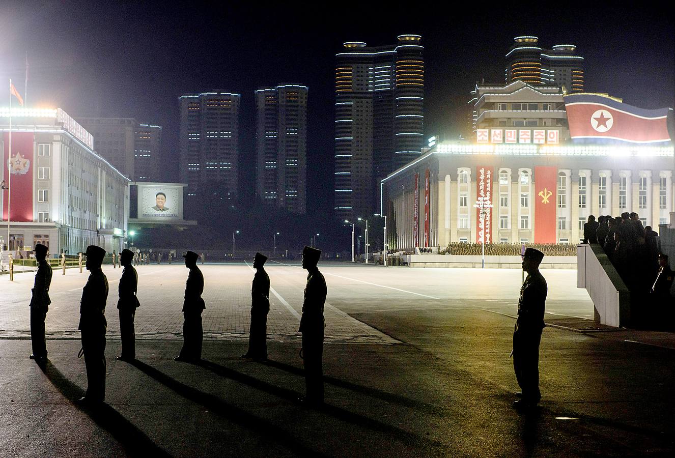 Una de las primeras cosas que uno ve cuando llega a Corea del Norte es un enorme retrato de Kim Il Sung a lo largo de la carretera del aeropuerto internacional de Pyongyang. Una imagen que muy pronto se vuelve omnipresente y hasta familiar. Millones de retratos, mosaicos y pinturas de Kim Il Sung, fundador del país, y su hijo Kim Jong Il, el padre del actual líder Kim Jong Un, recuerdan a la gente el papel central de la dinastía Kim. Sus imágenes son obligatorias no sólo en lugares públicos como estaciones de tren, hospitales, escuelas y fábricas, sino incluso en espacios privados como las salas de estar de los apartamentos. De día o de noche, allí donde vayas encontrarás su perturbadora sonrisa.