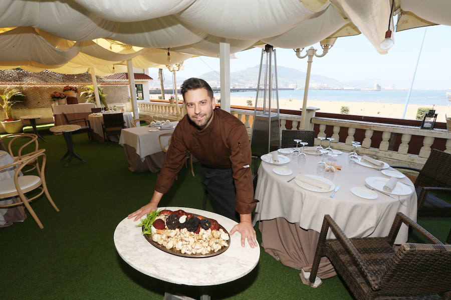 Tamarises Izarra. El cocinero Javier Izarra nos recibe con platos singulares en un local con vistas a la playa de Ereaga.